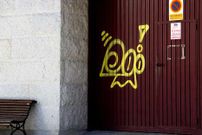 Una de las pintadas fue hecha en la puerta del garaje del tanatorio.