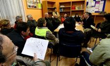 El primer teniente de alcalde, Manuel Fafi�n, escuch� quejas y propuestas de los vecinos.