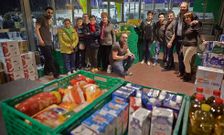 Las tres mil personas que se reunieron en el palacio de congresos melidense aportaron alimentos. 