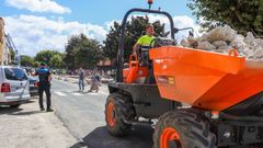 Imagen tomada este mi�rcoles en la calle MacMahon, en obras por el proyecto Abrir Ferrol al Mar, a la hora de la salida del alumnado del Isaac Peral