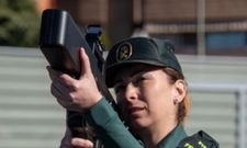 EL ANTIDR�N. Una agente muestra el funcionamiento del sistema de neutralizaci�n de drones, un arma antidr�n que interfiere la se�al que recibe el dron en situaciones de riesgo