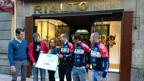 Francisco Gayoso, Edgar Plans, Paula Rod�rguez, Jos� Luis Pico, El�as D�az, Chus Parajon con el cheque donativo a la asociaci�n Galb�n