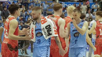 Aranitovic, tras ;Mavra, saluda a los jugadores contrarios al t&eacute;rmino del partido.