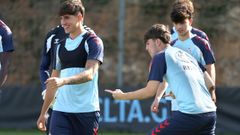 Los jugadores del Celta Pablo Gavi�n, Noah Rodr�guez y Pedro Ildefonso -los dos �ltimos, juveniles-, en la vuelta al trabajo del Fortuna.