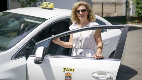 Rosa �lvarez, taxista en Vilardev�s 