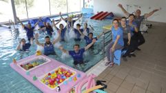Parte de la familia de Awasan, que ha ido creciendo conforme sub�a la demanda en el centro alternativo de actividades acu�ticas. Las instalaciones cuentan con cuatro piscinas, un vaso de 25 metros, otro de 12, uno para fisioterapia y uno de �chapoteo�. Con el verano a la vuelta de la esquina, en breve arrancar�n sus intensivos de nataci�n. 