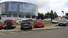 Veh�culos aparcados encima de aceras y zonas verdes en el Hospital Cl�nico de Santiago