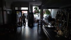 El interior de las cafeter�as, como esta de la calle Cardenal, se vaci� durante el apag�n