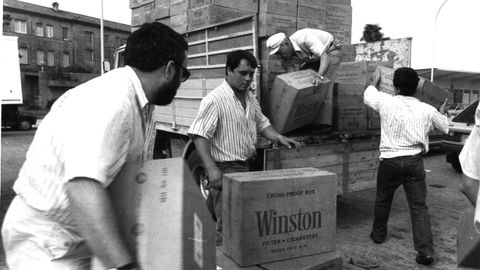 Vigo. A Laxe eran zona habitual de descarga (imagen de 1984) de todo el tabaco requisado entre la isla de Ons y el río Miño. Ya fuera trabajo de la Armada o Vigilancia Aduanera, miles de cajas se desembarcaban en estos muelles, vecinos del mercado de A Pedra donde, paradójicamente, se vendió durante décadas. 