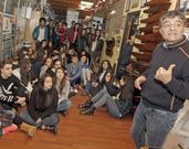 Tri�anes, cos escolares, durante a visita ao seu taller. 