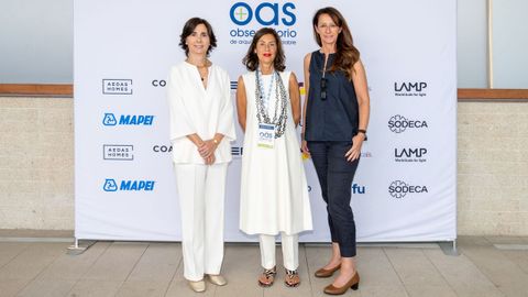 La directora xeral de Patrimonio Natural, Marisol Díaz Mouteira, en el centro, acompañada por integrantes del Observatorio de Arquitectura Saludable, en Madrid.
