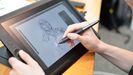 Un artista dibujando en su tableta