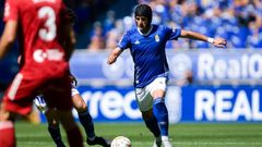 Luismi controla un bal�n durante el Oviedo-Cartagena