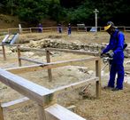 Operarios de la Diputaci�n trabajando en un yacimiento de Valga.