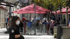 Las terrazas de la zona peatonal recuperan poco a poco la imagen habitual de los meses de verano
