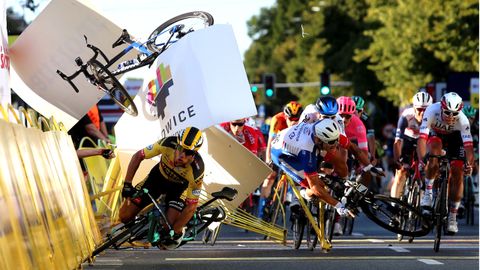 Momento del choque, cuando la bicicleta de Jakobsen vuela por los aires tras cerrarle el paso Groenewegen (de amarillo)