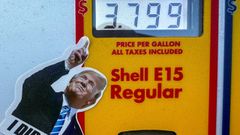 Calcoman�a del presidente de Estados Unidos, Donald Trump, pegada en un surtidor de combustible en una estaci�n de gasolina en Houston (EE.UU).