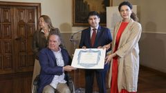 El delegado del Gobierno entrega la distinci�n a la familia de Gerardo Fern�ndez Albor.