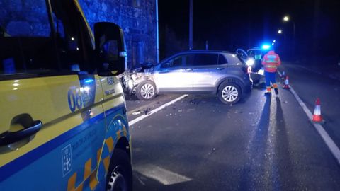 El coche siniestrado, tras impactar contra la acera, donde arroll� a una vecina jubilada de Cuntis.