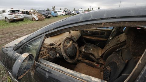 Coches apilados en un descampado de Paiporta