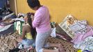 Una madre y su hija, en el campo de f�tbol de Ceuta en el que se alojan cientos de mujeres.