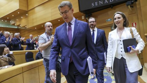 El presidente del PP, Alberto Nez Feijoo, este martes, entrando en el Senado acompaando de los portavoces Cuca Gamarra y Javier Maroto