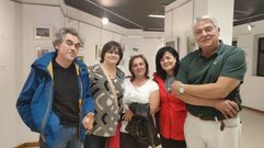 Enrique Valero (derecha), con Ral Gil y compaeras de las clases de pintura en la apertura de su exposicin