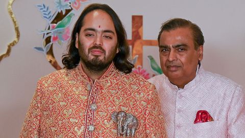Anant Ambani, junto a su padre, Mukesh Ambani, en una imagen de archivo
