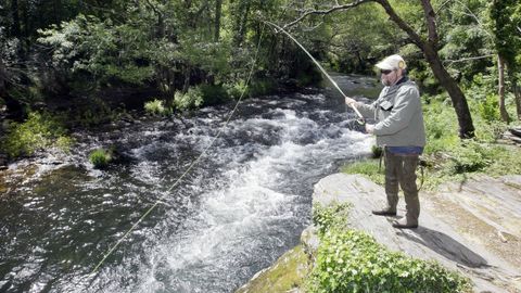 Pesca del salm�n en el r�o Eo, en Abres