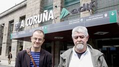Xos� Manuel Carril y Alberto D�az Ruiz, ante la estaci�n de San Crist�bal