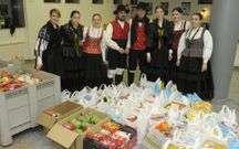 Miembros de Punteirolo con la recaudaci�n en una pasada edici�n de la gala cruce�a. 