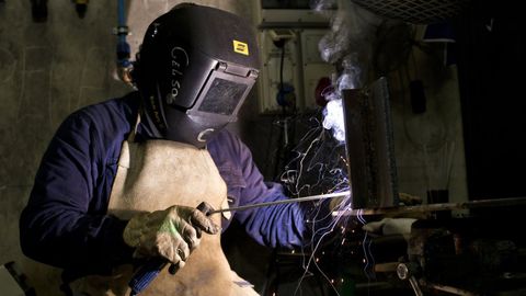 Labores de soldadura en un taller de empleo en Galicia.