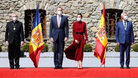 Los reyes Felipe y Letizia junto al arzobispo de Urgell, Joan Enric Vives (i), y el representante de Francia, Patrick Strzoda (d), posan ante la Casa de la Vall, a su llegada Andorra la Vella, en el primer das de su visita de Estado de dos das a Andorra, la primera que protagoniza un monarca espaol al pas pirenaico