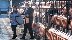 Johnson carga un recipiente con dosis de AstraZeneca