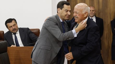 Juanma Moreno, felicitando ayer a Jes�s Aguirre.