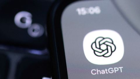 Un m&oacute;vil usando la aplicac&oacute;n de ChatGPT