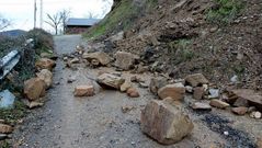 La ca�da de piedras cort� uno de los accesos a Millarouso