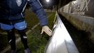 Las chapas sueltas que rodean el campo del Almeiras, en Culleredo, denunciadas por ele club, son elementos de claro riesgo que ya han producido m�s de un susto y siguen pendientes de soluc��n