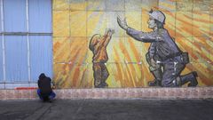 Un hombre enciende velas en un monumento improvisado en la mina de carb�n en Stonava, cerca de Karvina, Rep�blica Checa.