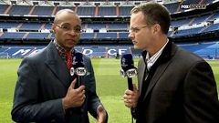 Gus Johnson, a la izquierda