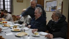 El padre Lista sirve caf� a los asistentes del desayuno de Familia Aberta