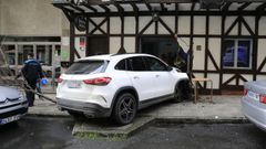 Un coche colisiona contra la fachada de una cervecer�a en Santiago