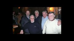 Moncho Casal, en el centro de la foto, junto a su socio en el Royal, Pedro Nolasco, y tertulianos de la antigua cafeter�a