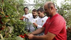 Un productor de la marca Horta de Mondo�edo, mostrando sus productos a cocineros