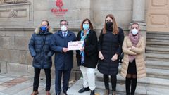 Ram�n Seijas, presidente de Acauto, entreg� el donativo a la responsable de C�ritas Mar�a Tabar�s