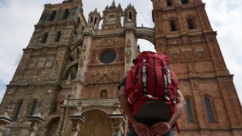 Un peregrino ante la catedral de Astorga