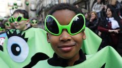 Alumnos disfrazados de marcianos en la plaza Mayor de Ourense