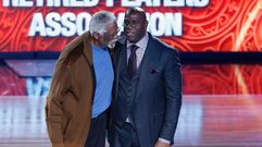 Magic, a la derecha, con Bill Russell durante el pasado All Star