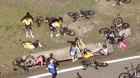 Captura de pantalla de la ca�da de Vingegaard, Roglic y Evenepoel en la Vuelta al Pa�s Vasco