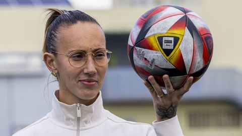 La exfutbolista Virginia Torrecilla posa con un bal&oacute;n en una imagen de archivo.